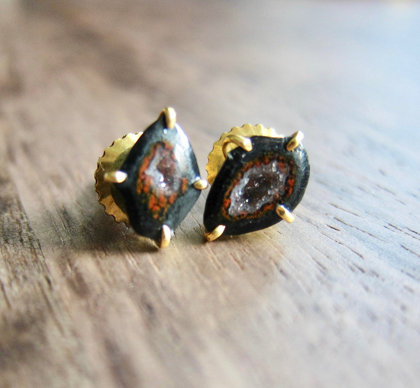 Natural Tobasco Agate Half Geode Stud Earrings Gold, Geode Slice Post Earrings, Small Gold Prong Set Geode Halves