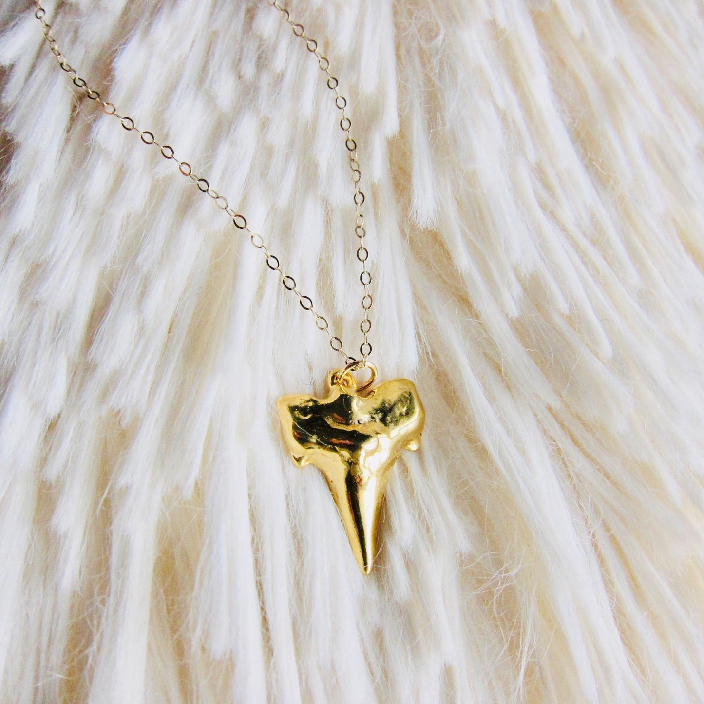 Minimalist Shark Tooth Necklace in Gold – Surfer Jewelry on 18k Gold Fill Chain