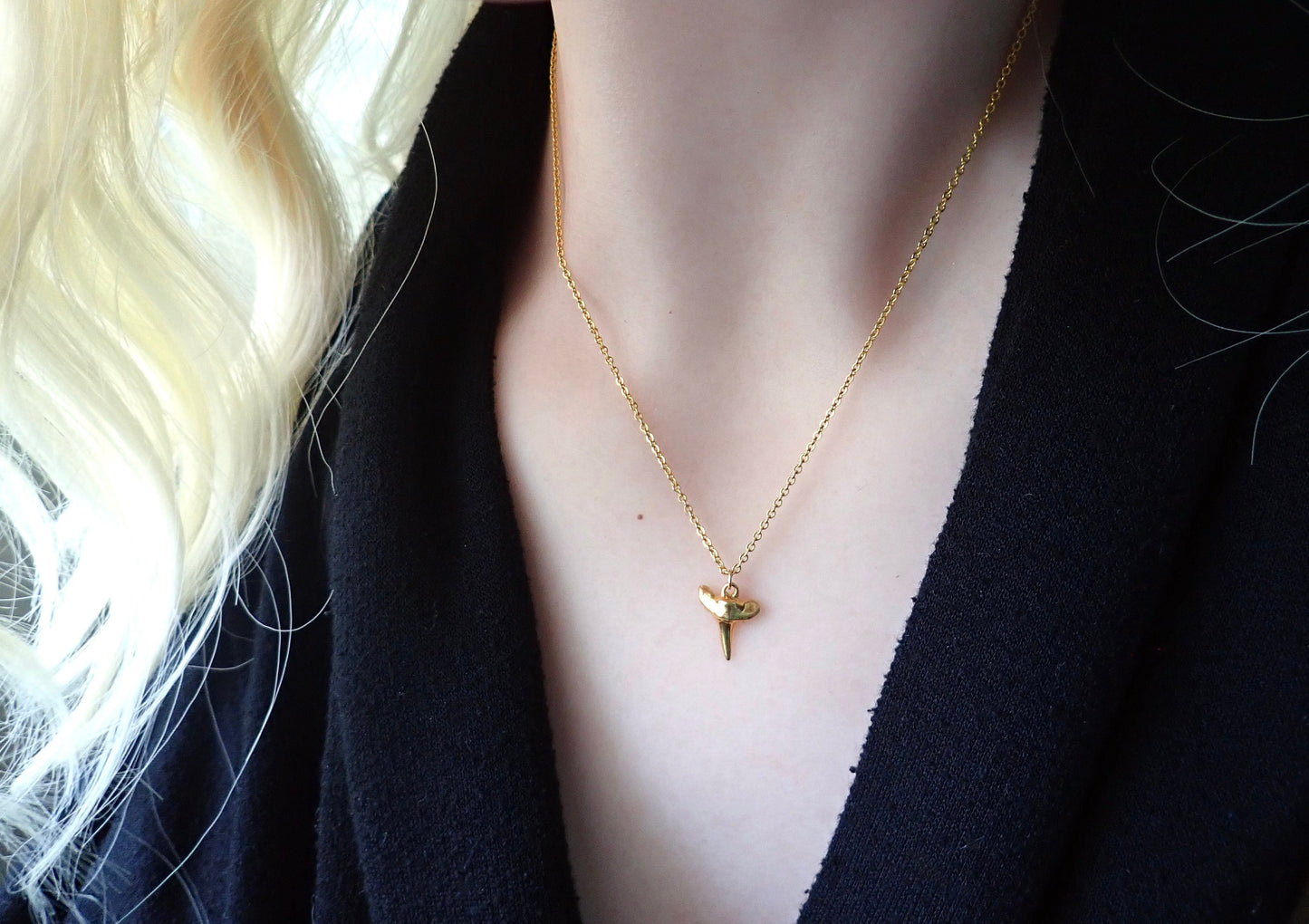 Minimalist Shark Tooth Necklace in Gold – Surfer Jewelry on 18k Gold Fill Chain