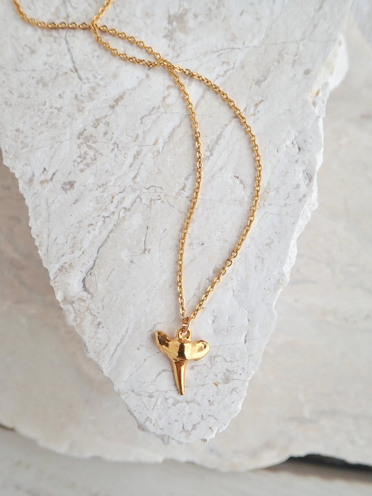 Minimalist Shark Tooth Necklace in Gold – Surfer Jewelry on 18k Gold Fill Chain