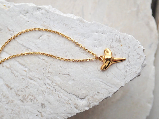 Minimalist Shark Tooth Necklace in Gold – Surfer Jewelry on 18k Gold Fill Chain