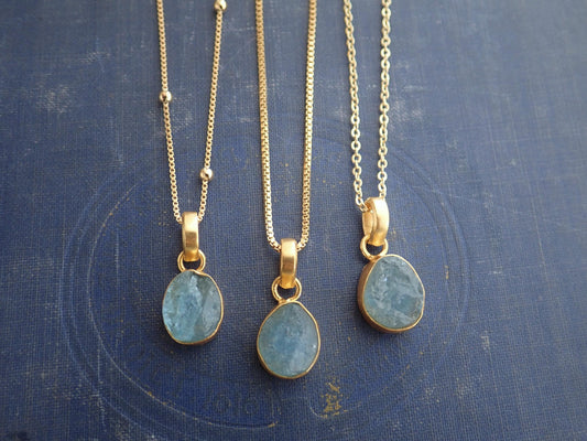Raw Aquamarine Birthstone Pendant Necklace – 18k Gold Chain with Collet-Set March GemstoneGift for Her