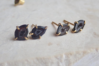 Natural Tobasco Agate Half Geode Stud Earrings Gold, Geode Slice Post Earrings, Small Gold Prong Set Geode Halves