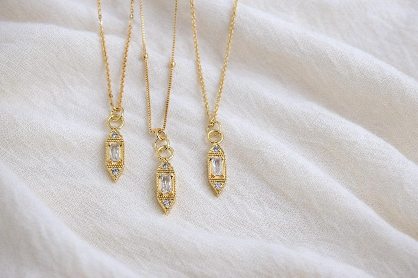 Dainty Gold Clear Crystal Pendant Necklace,  Minimal Clear Quartz Necklace, Art Deco Gemstone Pendant, Everyday Jewelry Gift for Her