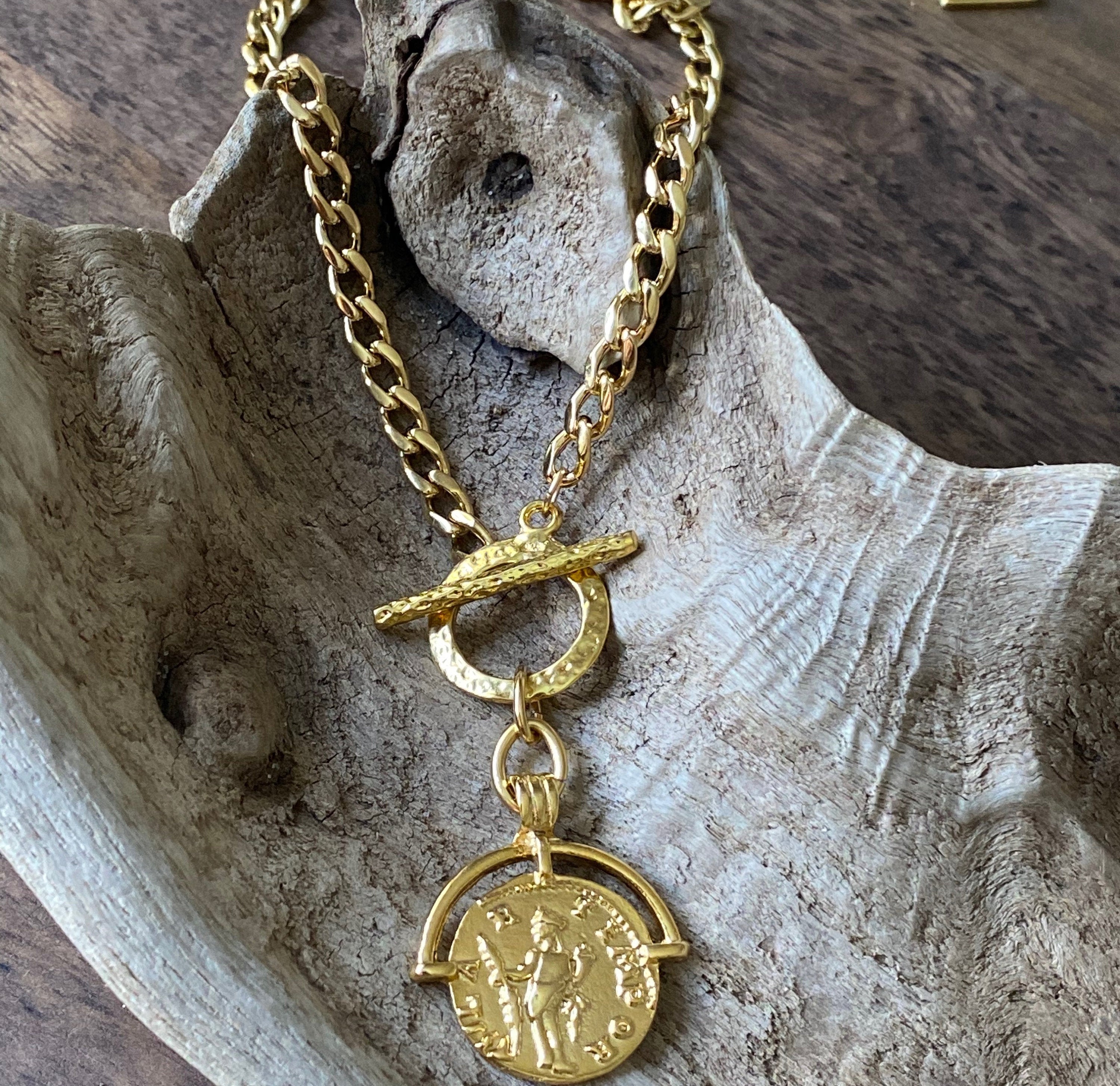 Gold toggle necklace fashion